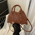 Borsa marrone in PU con ali di pipistrello e ricamo a ragnatela bianca - Marrone
