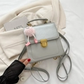 Zaino argento alla moda con ciondolo di peluche rosa e chiusura in metallo dorato - Argento con ciondolo