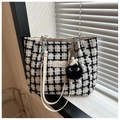 Détail du sac cabas en tweed noir et blanc avec chaîne en métal et pendentif peluche - Blanc avec pendentif