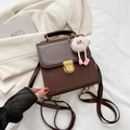 Zaino vintage in pelle marrone scuro con fibbia dorata e ciondolo di peluche - Caffè Con Pendente