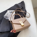 Strukturierte hellbraune Lederhandtasche mit goldenem Verschluss und Schultergurt - Khaki