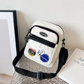 Borsa a tracolla bianca per cellulare con cinturino nero intrecciato e badge - Bianco avorio