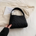 Borsa tote trapuntata nera con ricami a forma di cuore e manico singolo elegante - Nero