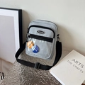 Borsa a tracolla grigio chiaro con tasca trasparente e distintivi decorativi alla moda - Blu