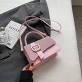 Schicke rosa Trapez-Handtasche aus PU-Leder und Stoff mit großer tonaler Schnalle - Rosa