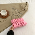 Sac nuage plissé rose avec poignée sertie de cristaux et bandoulière chaîne - Rose