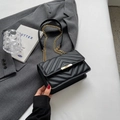 Borsa a tracolla nera trapuntata a chevron con catena dorata e chiusura in metallo - Nero