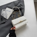 Borsa a tracolla bianca trapuntata a V con catena dorata su un blazer grigio - Bianco
