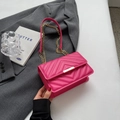 Borsa a tracolla fucsia trapuntata con catena dorata e motivo di cucitura a V chic - Rosa Rosso