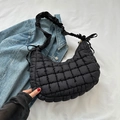 Schwarze gesteppte Puffer-Tasche mit gerafftem Trageriemen und Schleifendetails - Schwarz