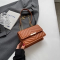 Borsa a tracolla in pelle marrone con trapuntatura a V e catena dorata stile retrò - Marrone