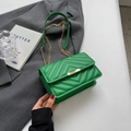Sac à bandoulière matelassé vert avec chaîne dorée et fermoir métallique rectangulaire - Vert