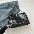Borsa a tracolla alla moda in vernice nera lucida con dettaglio catena in metallo chic - Nero