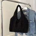 Schicke schwarze Schultertasche mit Bubble-Textur und minimalistischem Raffungen-Design - Schwarz