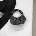 Bolso de mano negro plisado de diseño minimalista con asa superior a juego - Negro