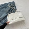 Borsa a tracolla bianca in ecopelle con catena argentata e dettaglio di scritte - Bianco Sporco