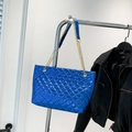 Elektrisch blaue Stepp-Tote Bag mit goldener Kette und metallischem Glanzeffekt - Blau
