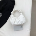 Bolso de mano blanco plisado estilo nube con asa fruncida y acabado en cuero elegante - Blanco