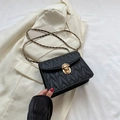 Bolso bandolera acolchado negro con cierre giratorio dorado y correa de cadena - Negro