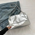 Borsa a tracolla minimalista in morbida pelle argento metallizzato con patta e catena - Argento