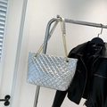 Silberne gesteppte Tote Bag mit Metallic-Finish und goldener Kette für Damen - Silber