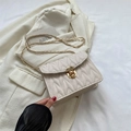 Bolso bandolera crema acolchado con cierre de metal dorado y correa de cadena - Blanco Roto