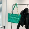 Sac fourre-tout matelassé vert émeraude métallisé avec bandoulière chaîne dorée - Vert