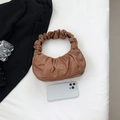 Bolso de mano de nube plisado marrón en cuero PU suave con asa elástica rizada - Marrón
