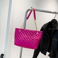 Sac fourre-tout matelassé rose métallisé avec chaînes dorées et coutures en losanges - Rose rouge