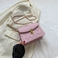 Bolso bandolera rosa acolchado con cadena dorada y costuras onduladas - Rosa