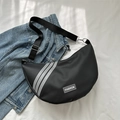 Borsa a tracolla a mezzaluna in nylon nero con tre strisce grigie e tracolla regolabile - Nero