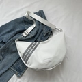 Borsa a tracolla bianca in nylon a mezza luna con strisce grigie e tracolla regolabile - Bianco