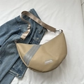Borsa a tracolla a mezzaluna in nylon beige con strisce e ampia tracolla in tessuto - Cachi