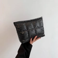 Pochette matelassée noire chic en nylon brillant pour un look moderne et élégant - Noir