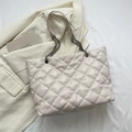 Borsa tote trapuntata bianco panna con catena d'argento e finitura in ecopelle elegante - Bianco