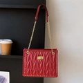 Rode gewatteerde schoudertas met gouden ketting en metalen draaisluiting - Rood