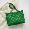 Borsa tote trapuntata verde brillante con trama a rombi e tracolla a catena in metallo - Verde