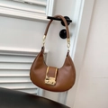 Sac hobo croissant marron minimaliste avec boucle dorée et bandoulière en chaîne - Marron