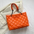Elegante borsa tote trapuntata arancione brillante con catene dorate e interno capiente - Arancione