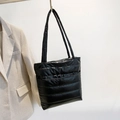 Elegante borsa tote trapuntata nera con finitura lucida e doppi spallacci per uso diario - Nero