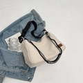 Bolso tote crema con correa negra y detalle de cuerda tejida en una escena de estilo de vida - Blanco Roto