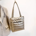 Borsa tote trapuntata color oro champagne in tessuto metallizzato con tracolla - Oro