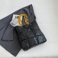 Borsa a secchiello trapuntata nera alla moda con catena dorata e design moderno - Nero