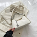Borsa a spalla bianca a mezzaluna in pelle con catena d'argento e tracolla fine - Bianco