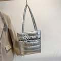 Borsa tote trapuntata argento metallizzato con tracolla e tasca anteriore - Argento