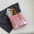 Borsa tote trapuntata in raso rosa con catena dorata spessa e finitura lucida - Rosa