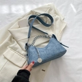 Borsa a mezzaluna in denim blu con catena d'argento su un blazer bianco - Blu Denim