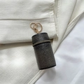 Mini borsa cilindrica nera glitterata con portachiavi a catena dorata lucida - Nero