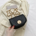 Minimalistische zwarte zadeltas met gouden schelpgesp en elegante kettingriem - Zwart