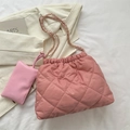 Roze gewatteerde schoudertas met ruitpatroon, kettingriem en klein ritszakje hanger - Roze